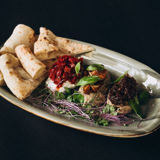 Сет намазок зі свіжоспеченою фокачею