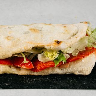 Sir kulen u pizza tijestu