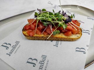 Брускетта с помидорами