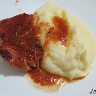 Friptura de porc cu piure in sos de roșii cu salata castraveti murati