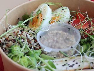 Боул з куркою в медово-гірчичному соусі