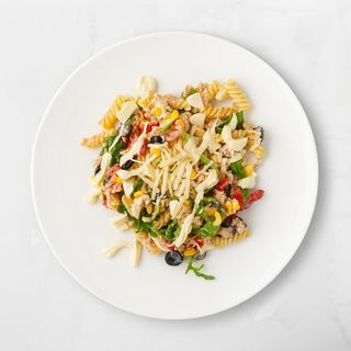 M4-Salata sa povrćem, tjesteninom i curry pilećim prutićima