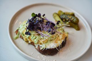 Бріош тост зі скремблом