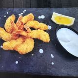 Хрупкави скариди с млечно-чеснов сос (200г.)