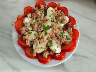 Tonno, mozzarella, pomodoro, basilico e olio extravergine di oliva