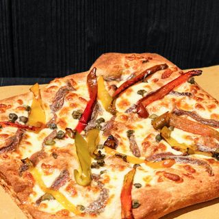 Acciughe peperoni e capperi