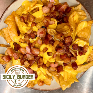 Patatine con fonduta di cheddar e bacon 