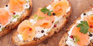 Tostada Con Queso Crema Y Salmón