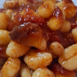 Gnocchi di patate con sugo  alla vaccinara