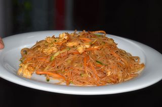 209. Spaghetti di riso con carne