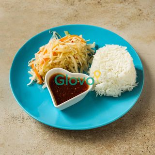 Ryż czosnkowy z surówką