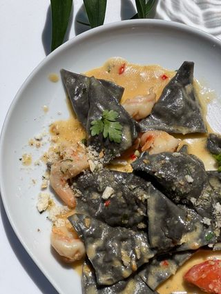 Равіолі з окунем та соусом з тигровою креветкою і томатами  (300г)