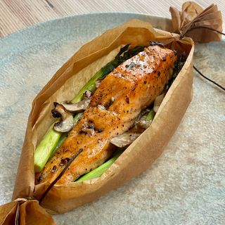Сьомга папилот с гъби, аспержи и императорски ориз (250 г)
