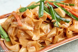 35A. Tallarines De Arroz Con Pollo