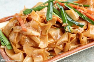 35A. Tallarines De Arroz Con Pollo