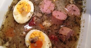 Żurek z jajkiem i kiełbasą