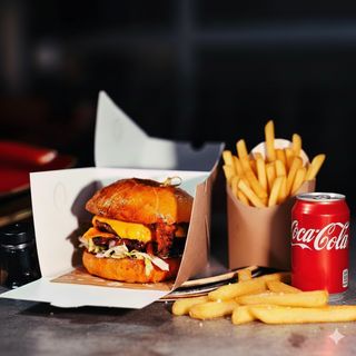 America burger + patatine + bevanda