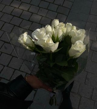 თეთრი სტანდარტი ვარდები  გამჭვირვალე შესაფუთ
 ქაღალდში