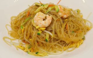 252. Spaghetti di soia con gamberi e verdure