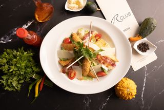 Cezar salata sa hrskavom piletinom i pancetom