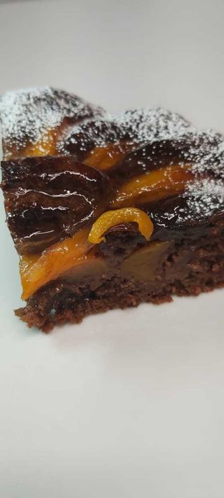 Fetta di torta pesche e cioccolato
