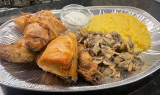 Pui la ceaun cu mămăliguța ciuperci sote și usturoi