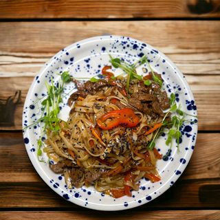 Makaron ryżowy z wołowiną i warzywami yasai