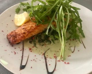 Стейк сёмги на шпинатной подушке