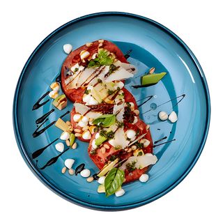 Салата Капрезе с моцарела, авокадо и песто 300 гр.