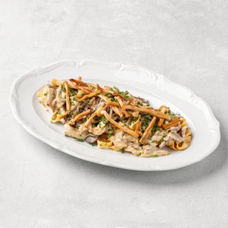 Феттучине с цыплёнком, миксом грибов и сырным соусом