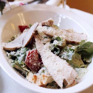 салат цезарь с курицей  (250 гр.)