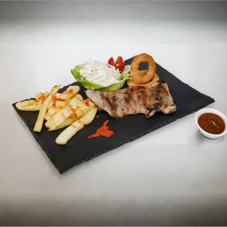 Meniu Friptura de porc la gratar, cartofi, sos la alegere