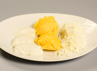 mămăligă cu brânză și smântână