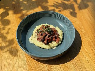 Біфстроганов з білими грибами та картопляним пюре (400g)