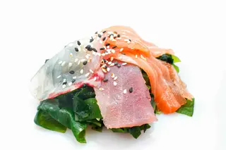 09. Alghe wakame con pesce crudo
