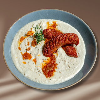 Fasole frecată cu cârnați prăjiţi