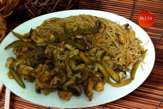 138 Пържени спагети с кисели краставички, пилешко и яйца