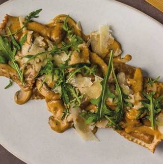 Ravioli giganti ripieno di coda di toro