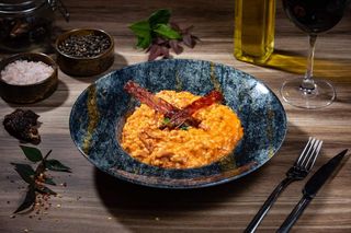 Risotto cu cremă de ardei copt și bacon crocant