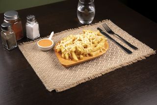 Cartofi cu cașcaval, sos la alegere