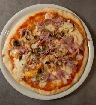 Pizza prosciutto funghi