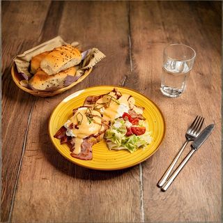 Ouă benedict cu salsa de queso și bacon