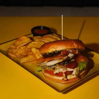 Sándwich De Pollo A La Plancha Y Pesto