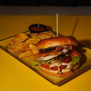 Sándwich De Pollo A La Plancha Y Pesto