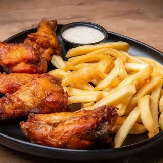 Menú De 6 Alitas De Pollo Con Patatas Fritas Y Bebida