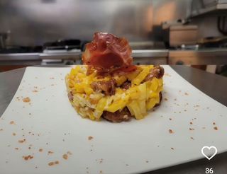 Huevos Rotos Con Longaniza De Teruel Y Jamón Crujiente