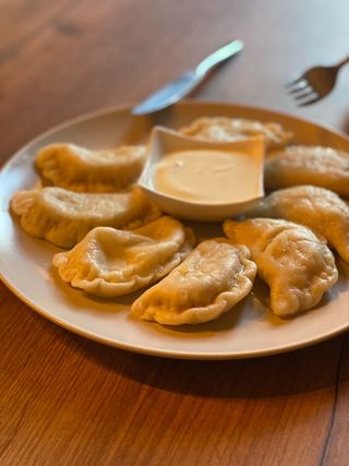 Pierogi z delikatnie duszoną kaczką i karmelizowanym jabłkiem