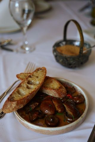 Rydze smażone na masle i bagietka korzenna