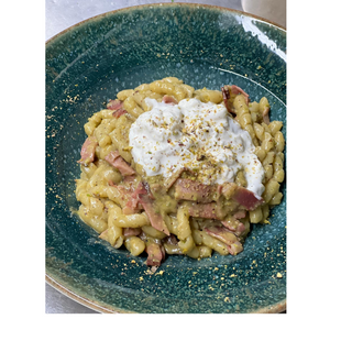 Busiate pesto di pistacchio, speck e stracciatella
