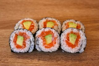 Суши Футомаки сьомга и авокадо  (6бр-150г)